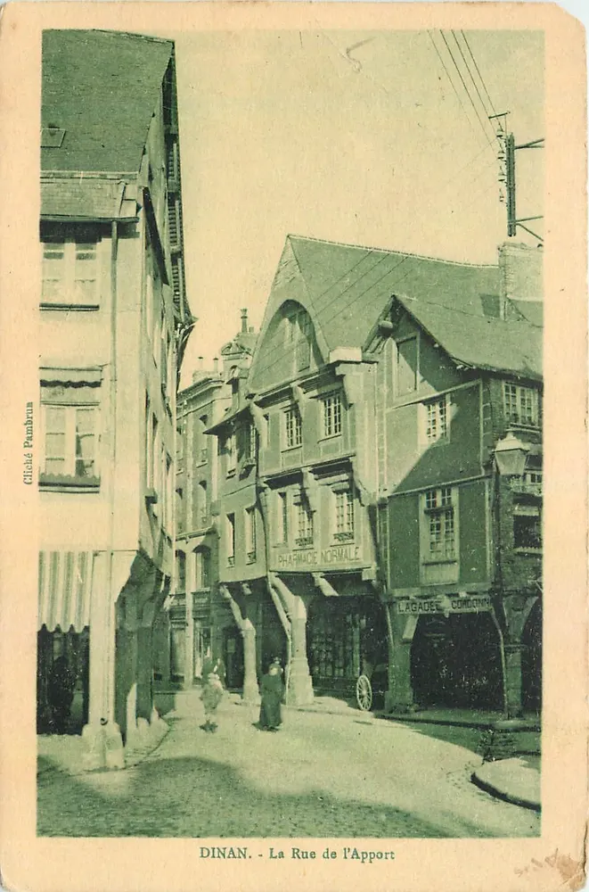 Dinan - A Rue de l'Apport — Farmácia Normale e Lagadez Condons — Cliché Pambroua - Frente