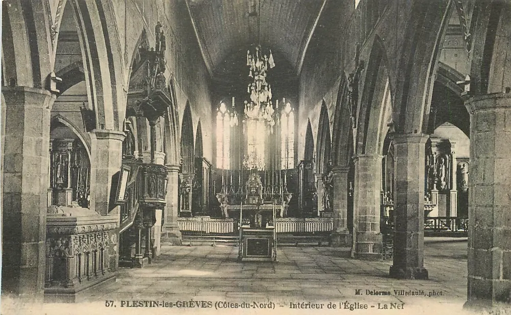 Plestin-les-Grèves (Côtes-du-Nord) — Innere des Kirchengebäudes — Die Kirche — M. Delermes Villedaute, phot. - Vorderseite