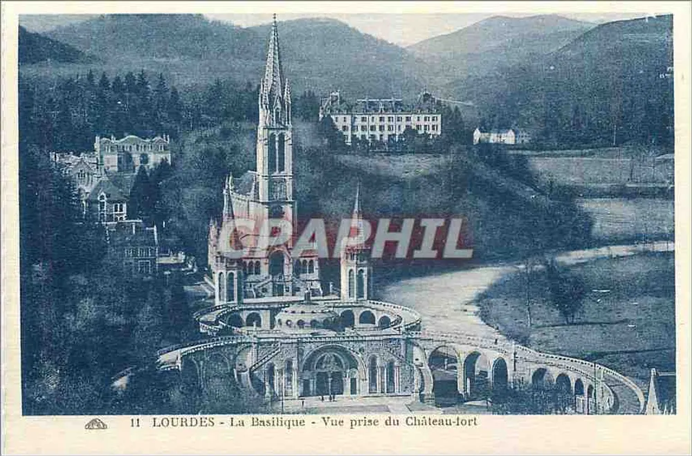 Lourdes - Die Basilika - Ansicht vom Schlossfelsen - Vorderseite