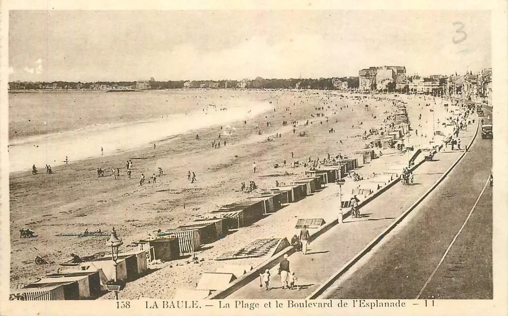 La Baule — A Praia e o Boulevard de l'Esplanade — editor NUCHEZ & HETTELLER, n°158 - Frente
