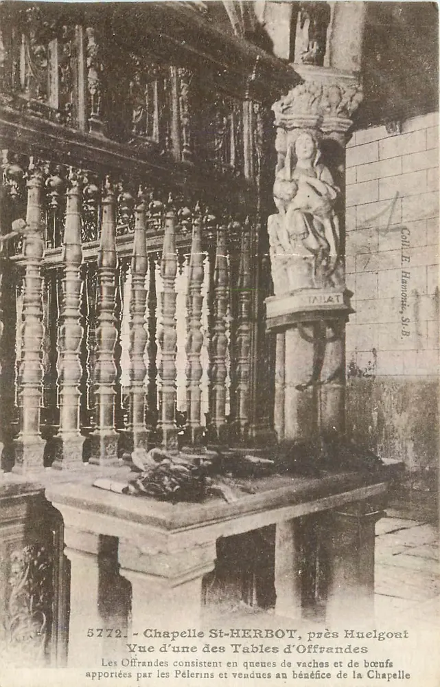 Chapelle St-HERBOT, nahe Huelgoat — Ansicht einer der Opfergaben-Tische — Coll. E. Hamon, St-B. - Vorderseite