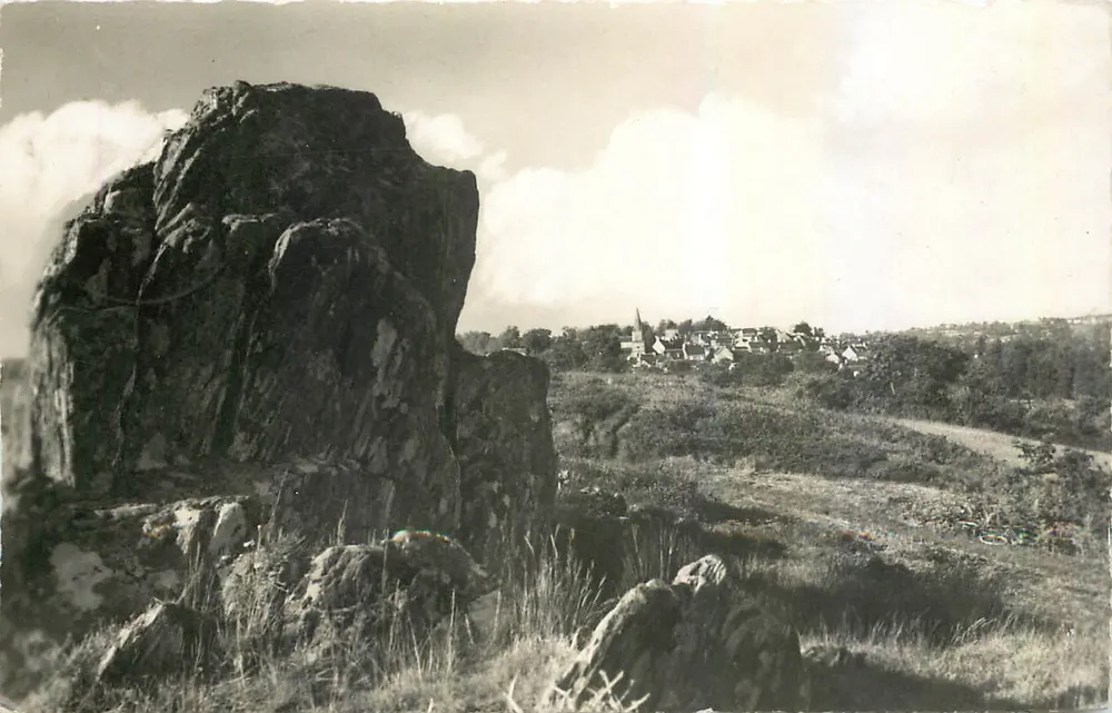 Uzél — Vista Geral e a Roche du Coucou — Studio Armel (C.-du-N.) - Frente