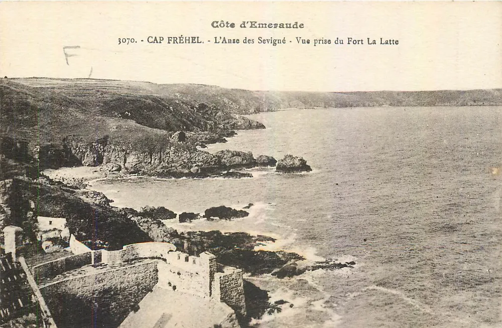 Küste von Émeraude - Cap Fréhel - Anse des Sevigné - Ansicht vom Fort La Latte - Vorderseite