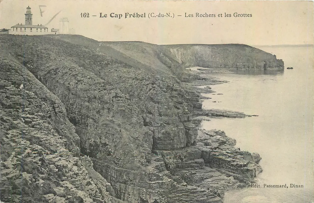 Le Cap Frébel (C.-du-N.) — Les Rochers et les Grottes — Edit. Passemard, Dinan - Recto