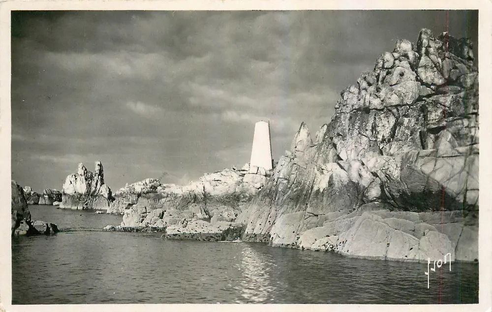 Ilha de Bréhat (C.-du-N.) — A Torre Branca — Les Éditions d'Art, Paris, n° 2742 - Frente