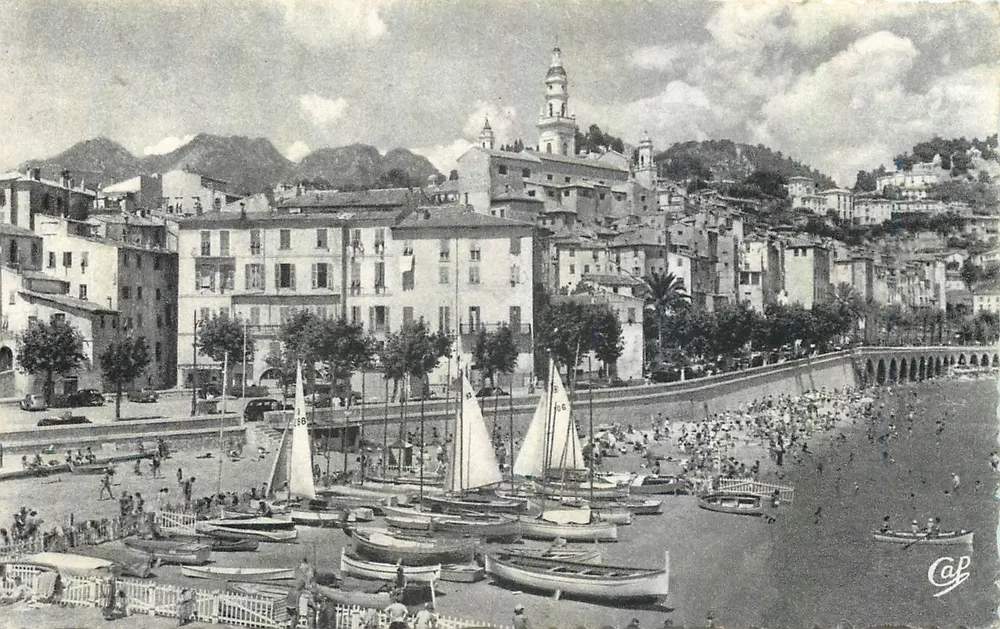 Menton - La Vieille Ville et la Plage des Sablettes — éditeur Cap - Recto