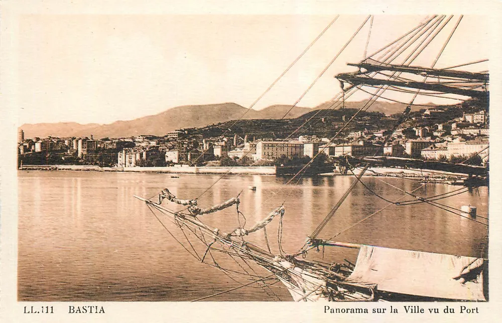 Bastia — Panorama der Stadt vom Hafen aus — LL.111 - Vorderseite