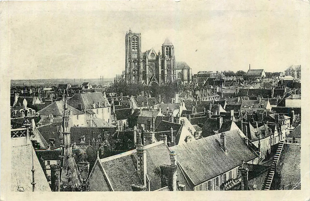 Bourges — Vue générale prise du Palais Jacques-Cœur — CPM des Arts - Recto