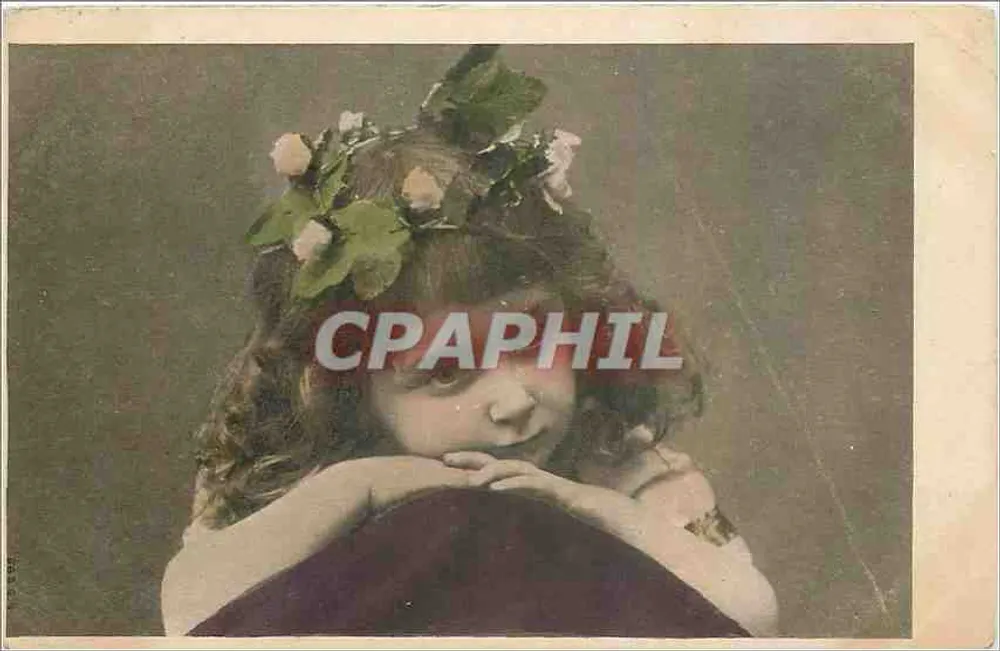 Fille avec couronne de fleurs — portrait studio — éditeur non visible - Frente
