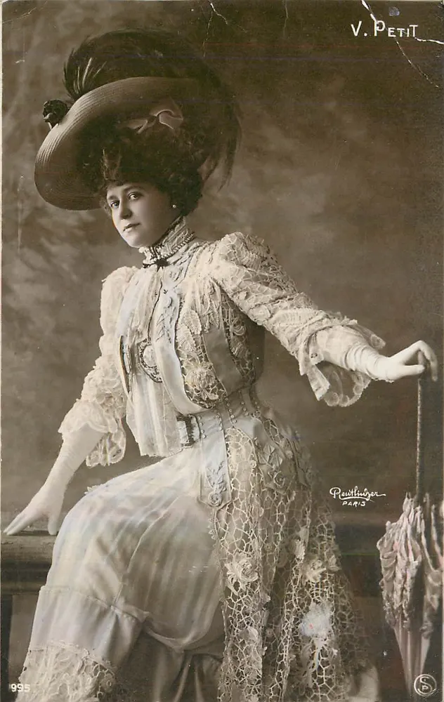 Jovem mulher em vestido de renda — editor V. Petit, Paris — n° 995 - Frente
