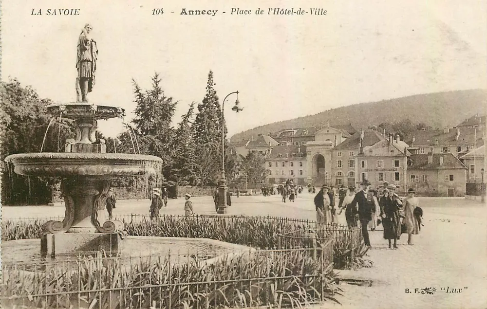 Annecy - Place de l'Hôtel-de-Ville — statue sur fontaine, éditeur B.F. Lux, n° 104 - Recto