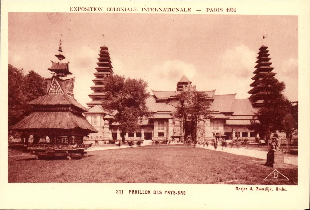 Pavillon der Niederlande — Internationale Kolonialausstellung — Paris 1931 — Moojen & Zweedijk, Archs. - Vorderseite