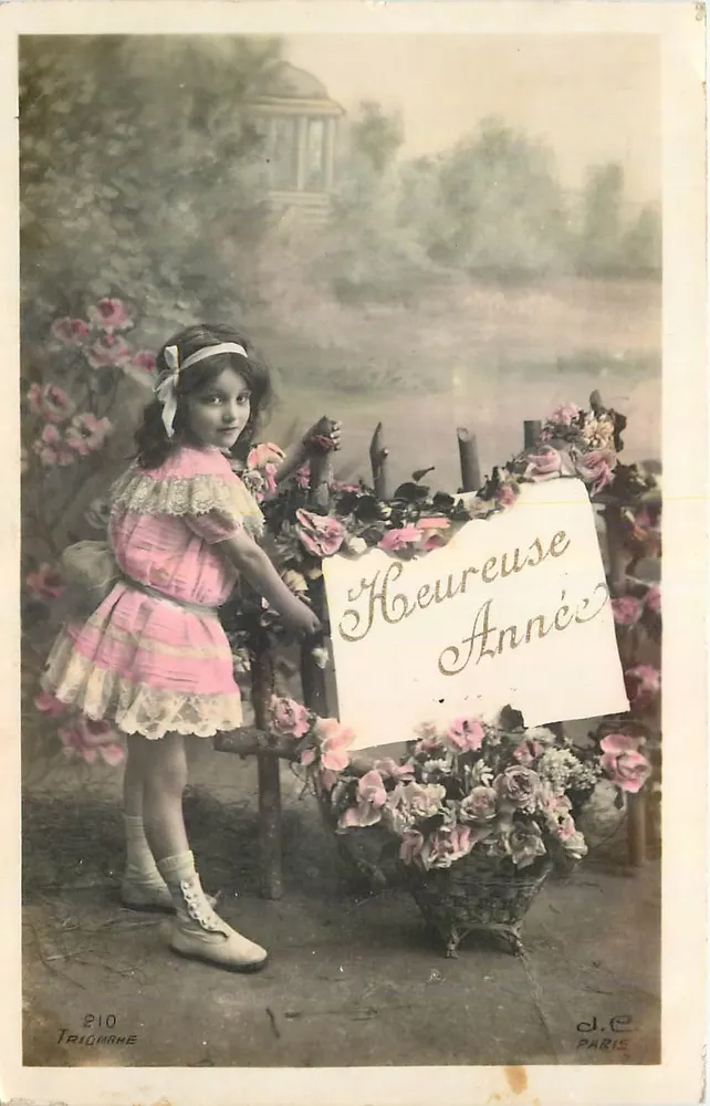Menina em vestido rosa — 'Ano Feliz' — d.C. Paris, n°210 - Frente