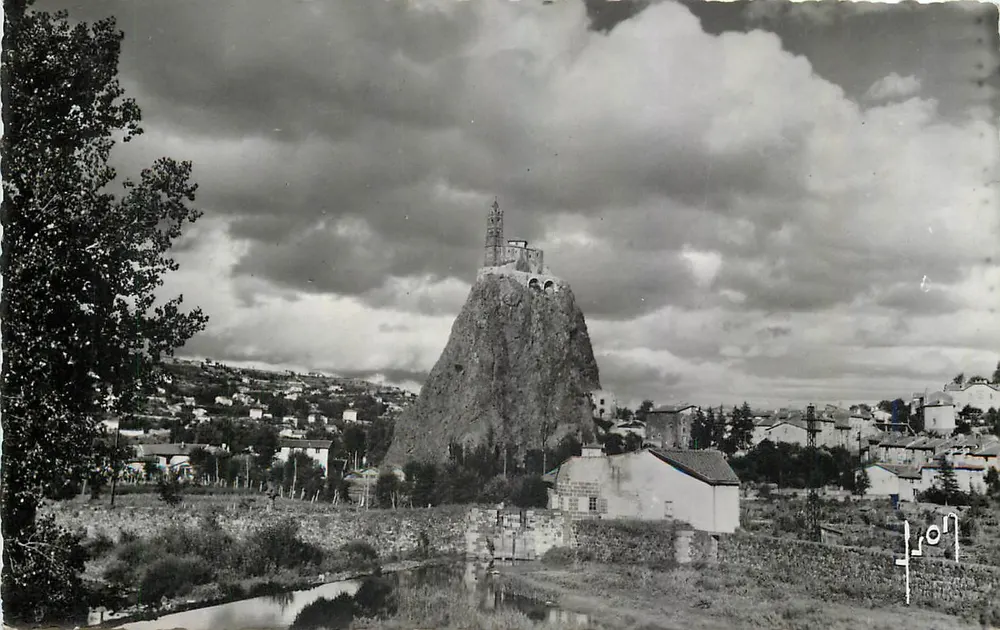 Le Puy (Haute-Loire) — La chapelle Saint-Michel d'Aiguilhe et le rocher (95 m. de haut) — Les Éditions d'Art, Paris - Recto