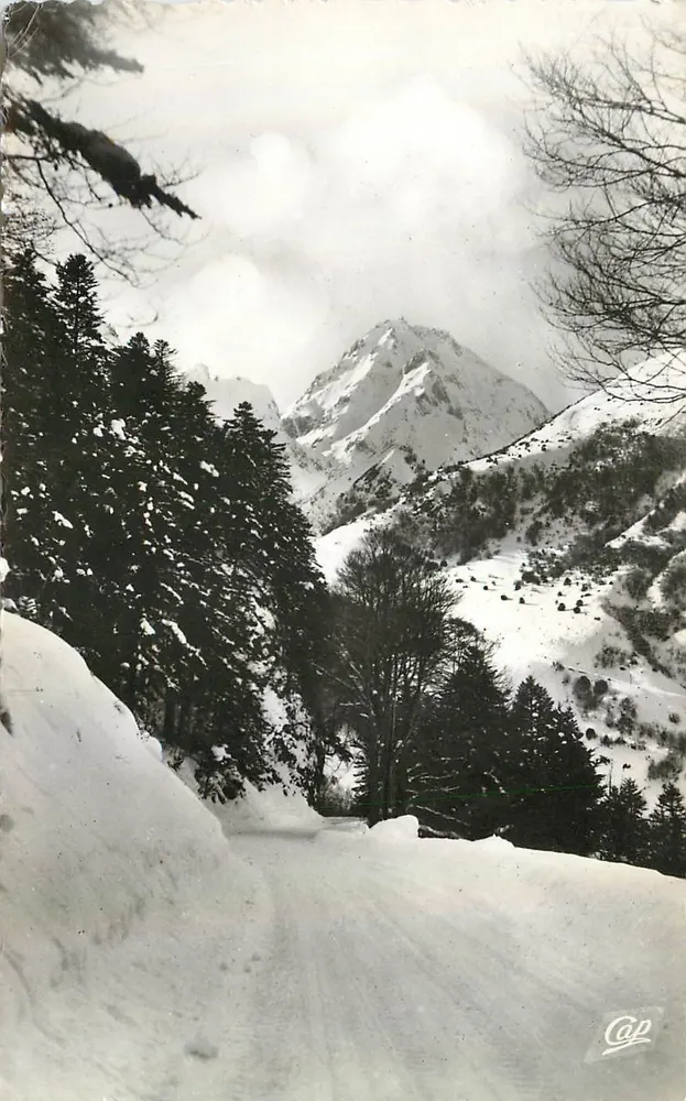 Pic du Midi de Bigorre (2.877 m.) — vista da estrada do Col du Tourmalet — editor Cap - Frente