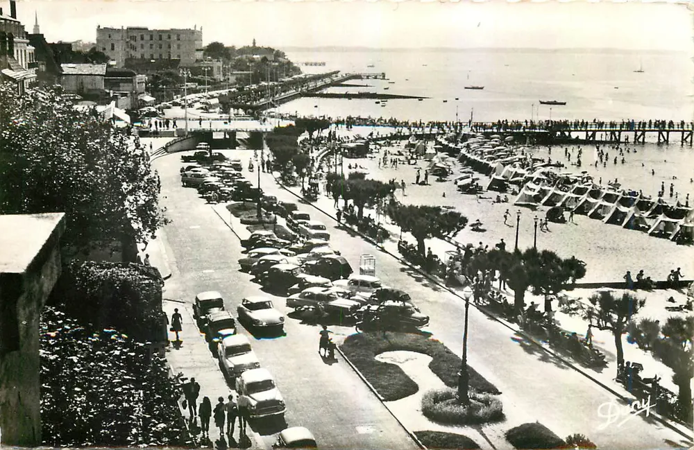 Arcachon — De Boulevard en de Strand — Uitg. Renaud & Buzaud - Voorkant