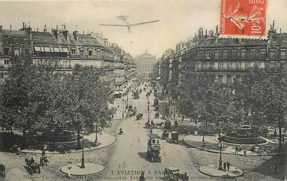 L'AVIATION À PARIS — Un vol de l'AVIATION ANTOINETTE au-dessus de l'avenue de l'Opéra — N°1 Phot. - Recto