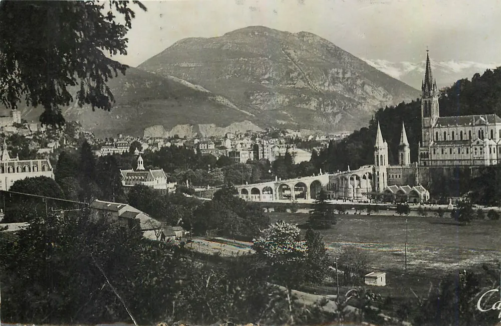 Lourdes — A Basílica e o Pic du Jer — C.A.P. & RENÉ-PHOTO - Frente