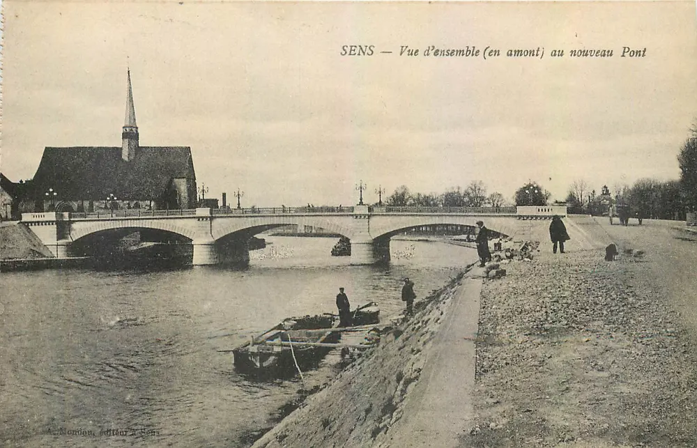 Sens — Vue d'ensemble (en amont) au nouveau Pont — A. Nordon, éditeur à Sens - Recto