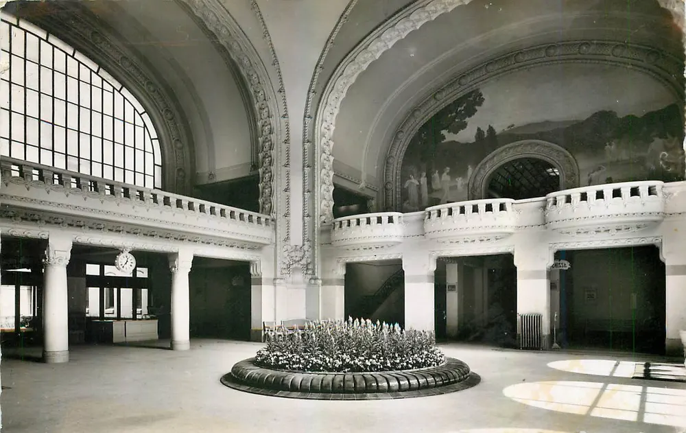 Vichy (Allier) — Les Bains de 1re classe — Le Hall d'Entrée — Pasquier, 24 - Recto