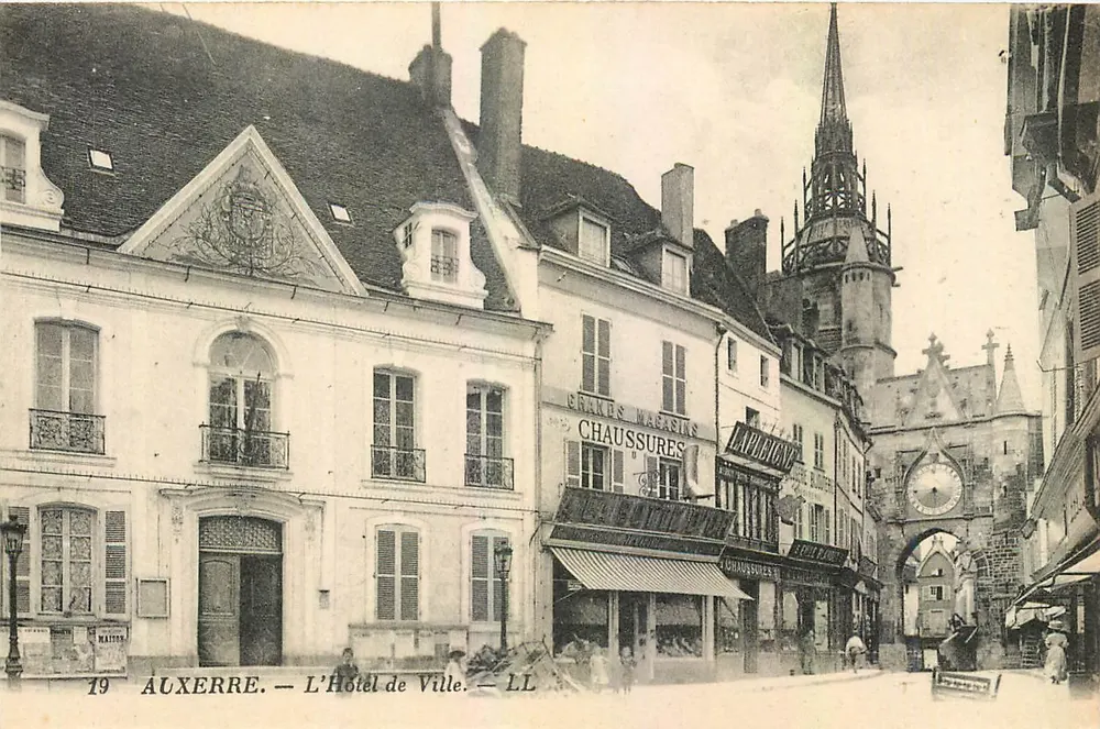 Auxerre — O Hotel de Ville — LL - Frente