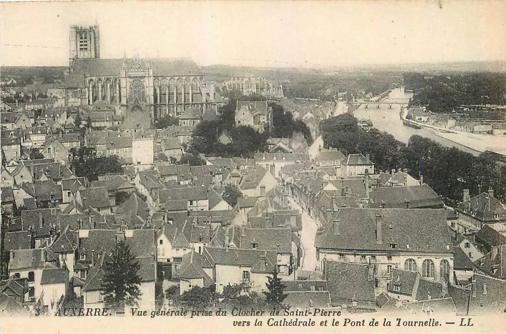 Auxerre — Vue générale prise du clocher de Saint-Pierre vers la cathédrale et le pont de la Tournelle — LL - Recto