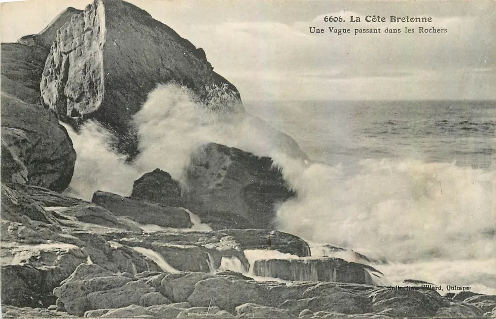 La Côte Bretonne — Une Vague passant dans les Rochers — Collection Villard, Oullians, n°6608 - Recto