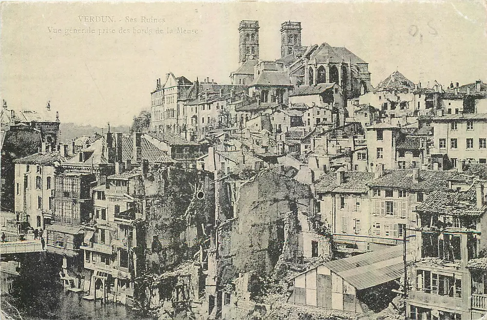 Verdun — Suas Ruínas — Vista geral tirada das margens do rio Meuse - Frente