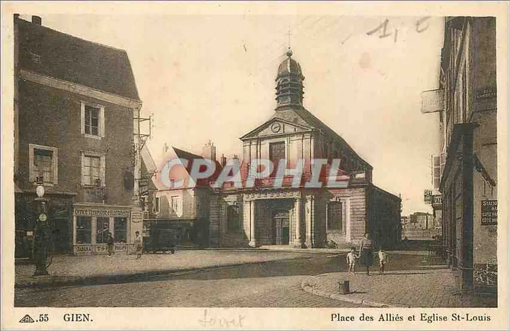 Gien. — Place des Alliés und Kirche Saint-Louis - Vorderseite