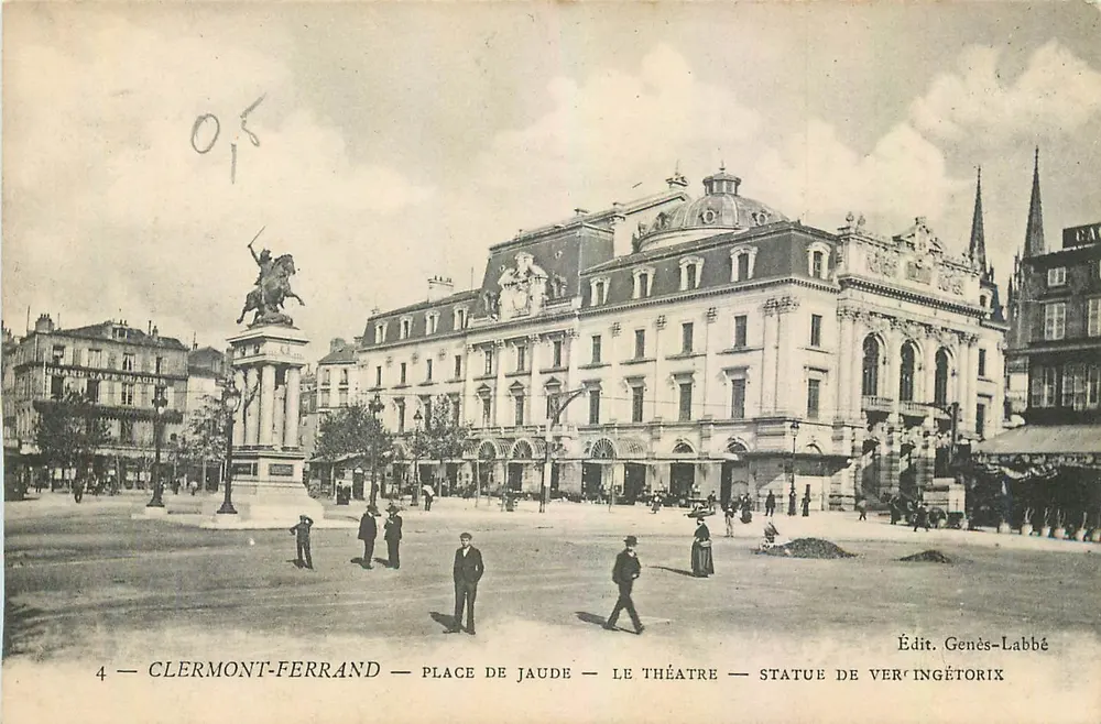 Clermont-Ferrand — Place de Jaude — Das Theater — Statue des Vercingétorix - Vorderseite