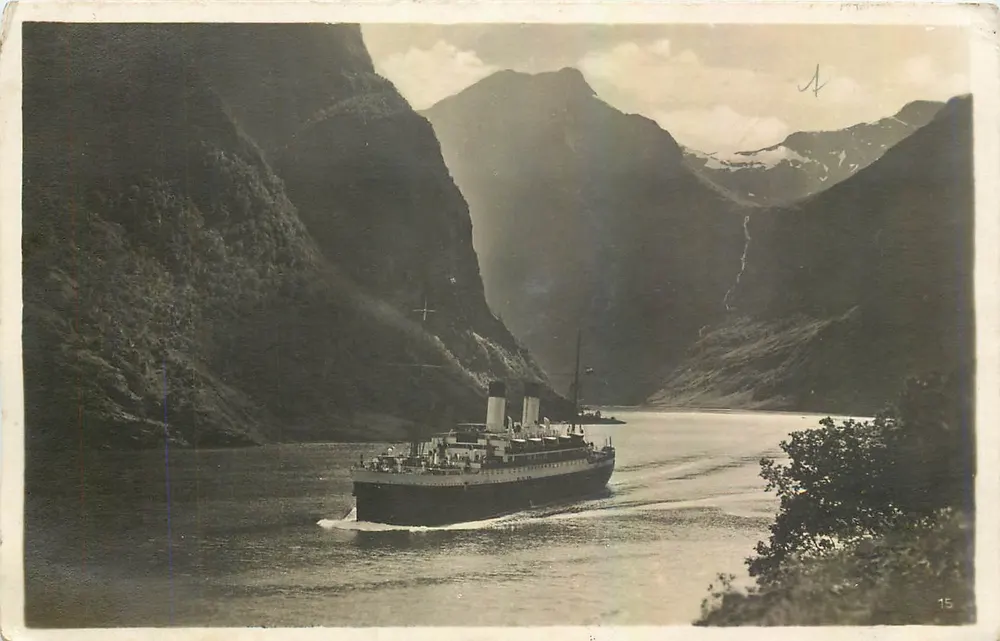 Navio na entrada do fjord de Geiranger — Foto Carl Müller & Søn, Hamborg-Altena 1/8 — n° 15 - Frente