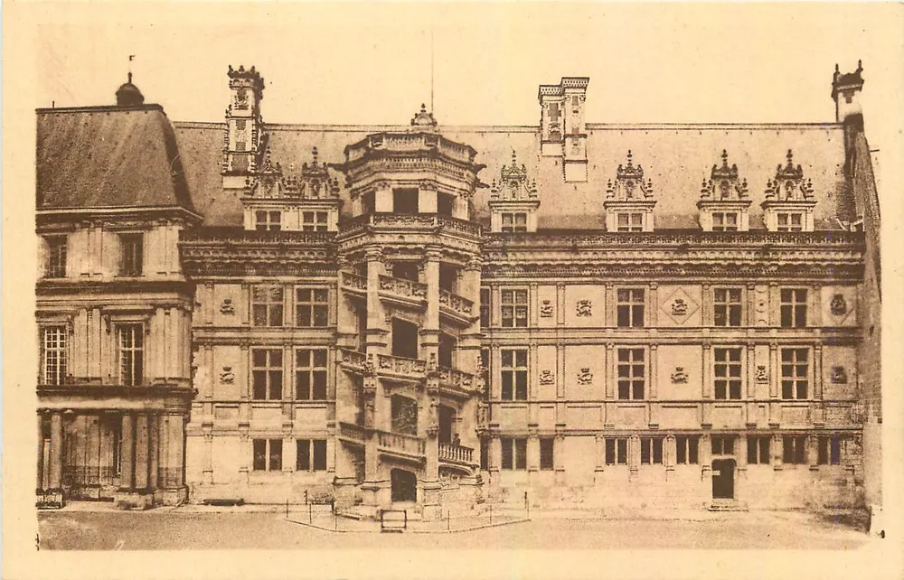 Castelo de Blois — vista do pátio interno — Editor Leu et Neubert, Paris - Frente
