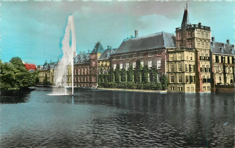 Palácio Real em Haia — Vista com fonte — J. v. d. Hoek, No 758 - Frente
