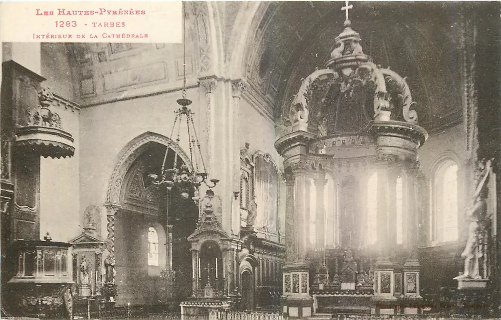 Interior da catedral — Tarbes — Les Hautes-Pyrénées 1283 - Frente