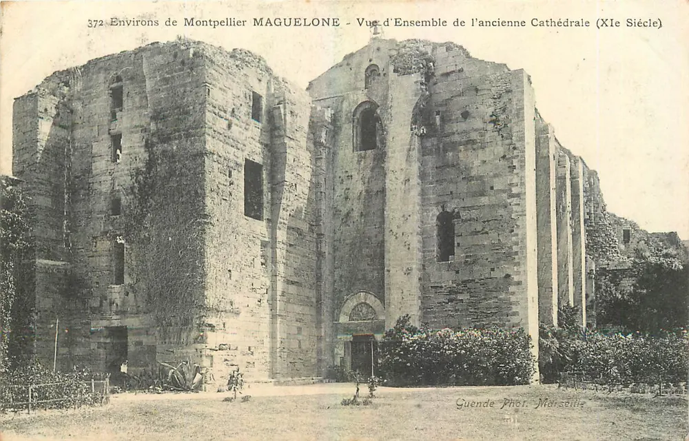 Maguelone — Vue d'ensemble de l'ancienne cathédrale (XIe siècle) — Guende Phot. Moissac - Recto