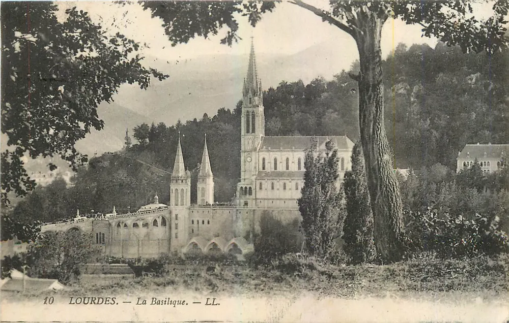 Lourdes — A Basílica — LL. — Imp. Lévy, Paris - Frente