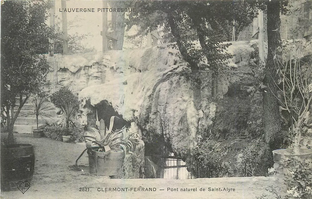 Clermont-Ferrand — Pont naturel de Saint-Alyre — L'Auvergne pittoresque - Recto