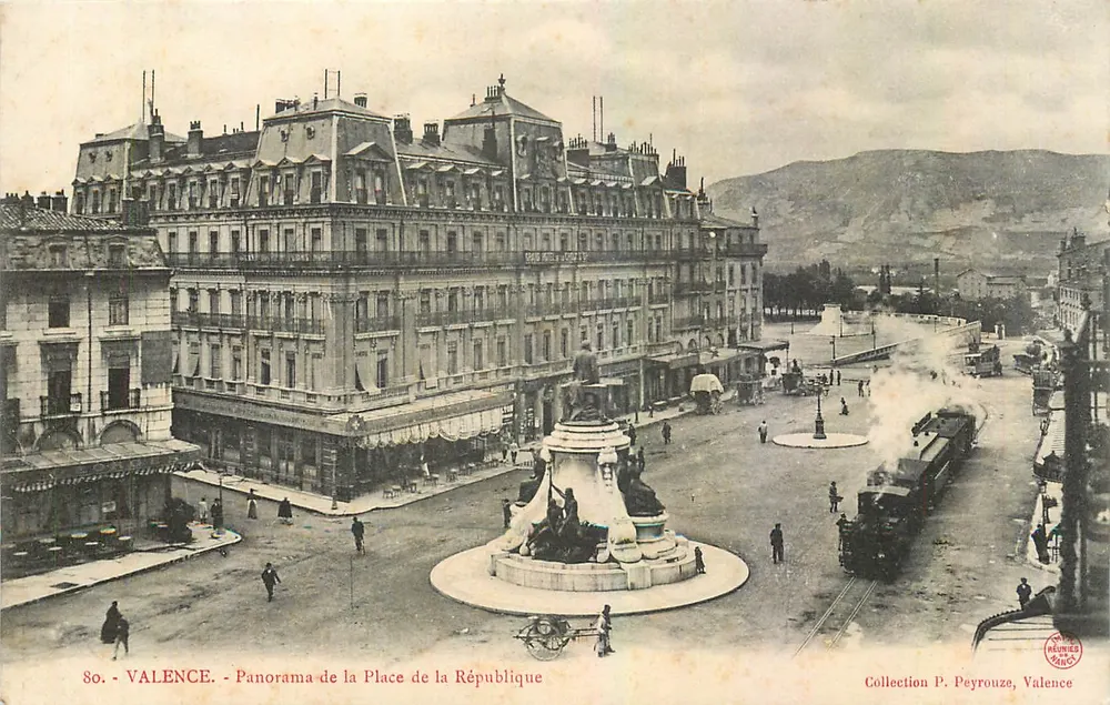Valence - Panorama della Piazza della Repubblica — Collezione P. Peyrouze, Valence - Recto