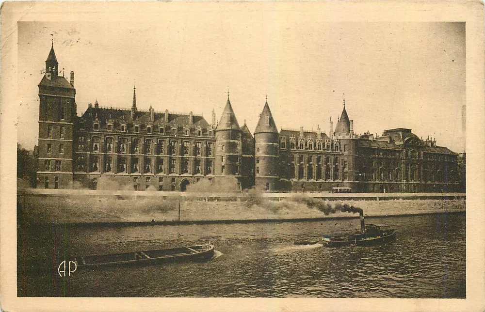 A Conciergerie e a Sena — Paris — Editor AP - Frente