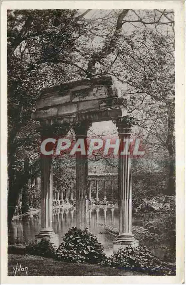 Ruínas de colunas em um parque — Paris — editor: F. Dab Yvon - Frente