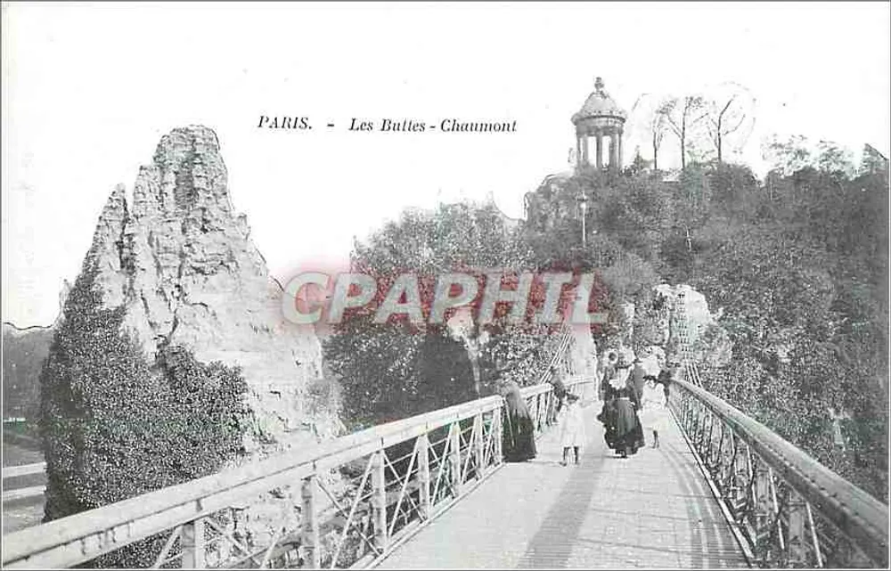 Paris - Les Bulles - Chaumont — vista do ponte e do monumento - Frente