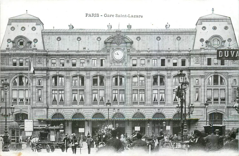 PARIS - Estação Saint-Lazare — vista do edifício com relógio e letreiro DUVAR — editor DUVAR - Frente