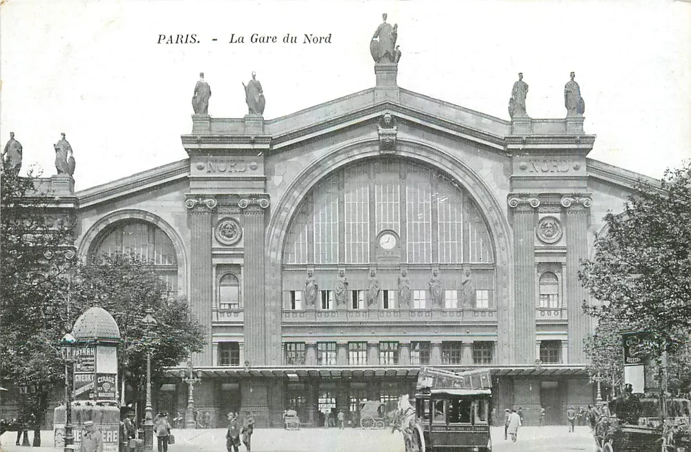 PARIS. - A Estação da Norte — vista da fachada principal com estátuas e relógio - Frente