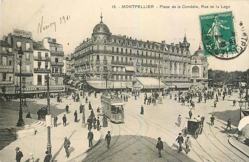 Montpellier - Place de la Comédie, Rue de la Loge — Ansicht der Grande Maison und der Straßenbahn — Verlag Vermouth Dessalles, n°13 - Vorderseite