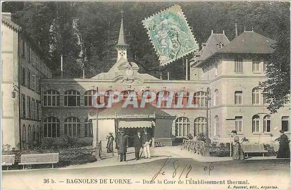 Bagnoles de l'Orne — Dans la Cour de l'Établissement thermal — E. Roussel, édit., Argentan - Recto