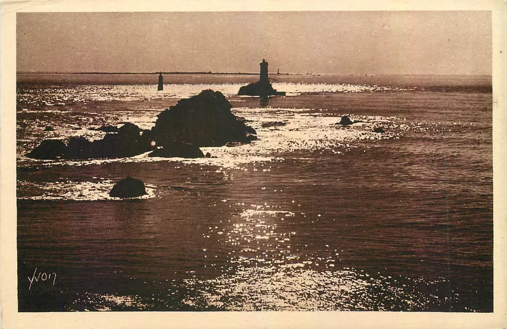 Pointe du Raz - Le Phare de la Vieille - Au loin, l'Île de Sein — Les Éditions d'Art Yvon, n°6 - Recto