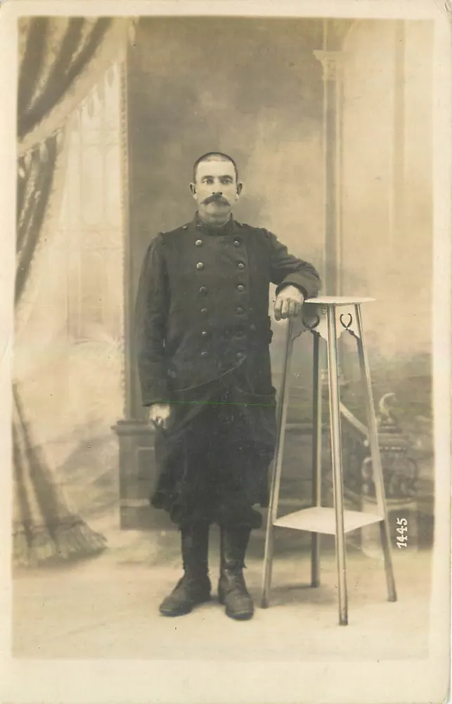Soldat en uniforme — studio — B. Gullibert, Besançon - Recto