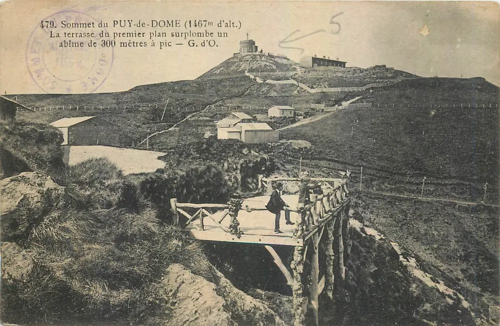 Gipfel des PUY-DE-DOME (1467 m Höhe) — Holzterrasse über einem 300 Meter tiefen Abgrund — G. d'O. — Verlag Goutréfanges (P. de D.) - Vorderseite