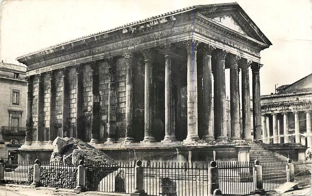 Nîmes (Gard) — La Maison Carrée, temple romain — Éditions photo du Globe, Paris - Frente