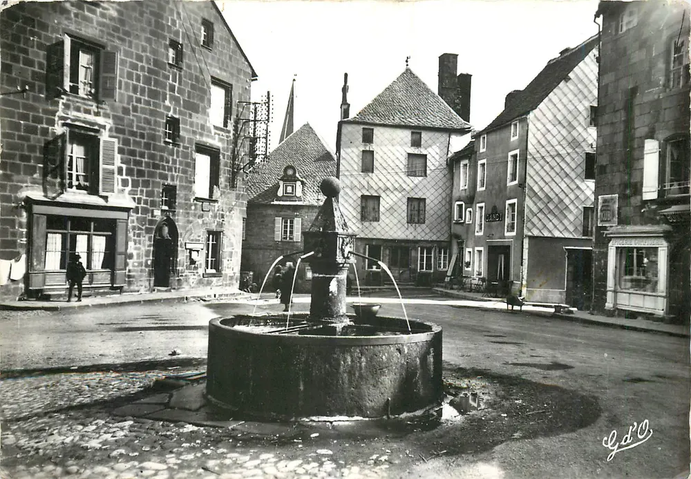 Besse-en-Chandesse — Place du Marché — Renaissance-Fontäne — G.d'O. Photo-Édition Alliergues - Vorderseite